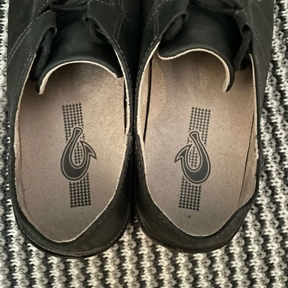 OluKai Honua black leather shoe men’s size 8, women’s 11